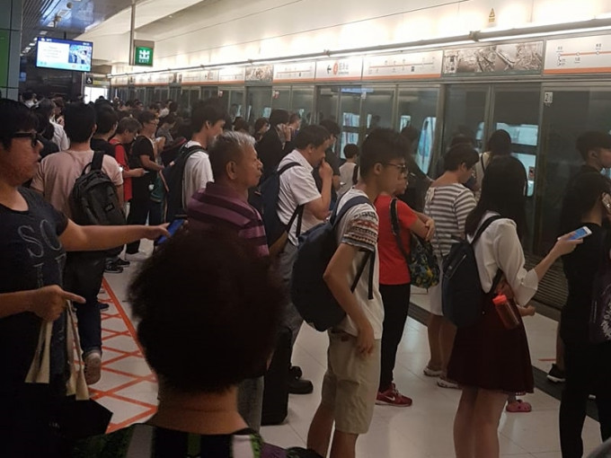 東涌綫及機場快綫信號一度不暢順，列車需慢駛。  香港交通突發報料區圖片