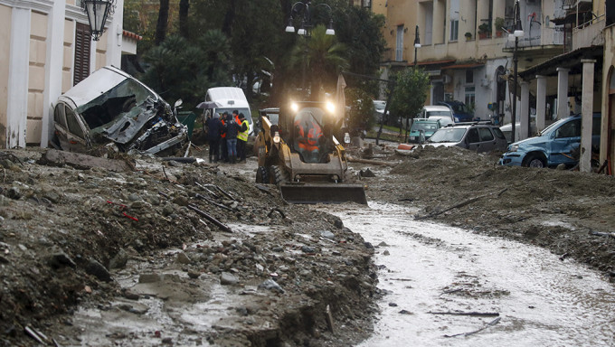 意大利度假岛山泥倾泻，增至7死包括婴儿儿童，仍有5人失踪。AP