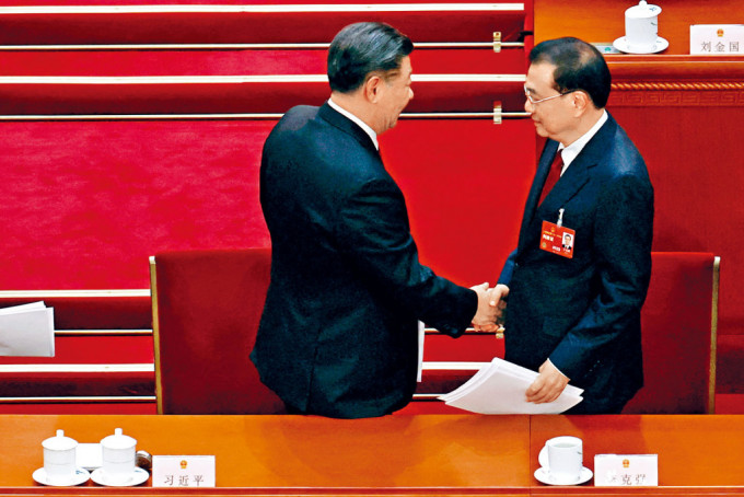 开幕会结束后，主席台上的国家主席习近平主动走向李克强与其握手。