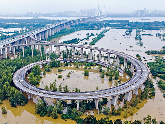 長江水位暴漲，武漢天興洲大橋半淹江中。