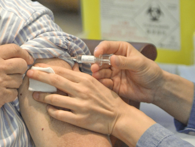 截至本周一，醫管局已為逾20萬市民接種流感疫苗。資料圖片