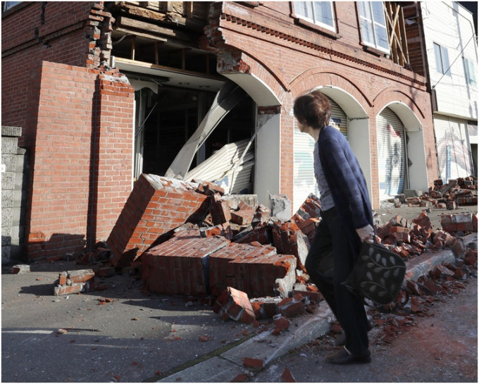 苫小牧市的厚真町多间房屋倒塌。AP