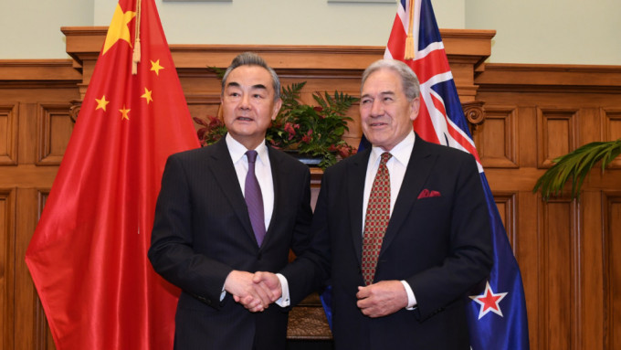 3月18日，外交部長王毅（左）在惠靈頓同新西蘭副總理兼外長彼得斯舉行會談。(新華社)