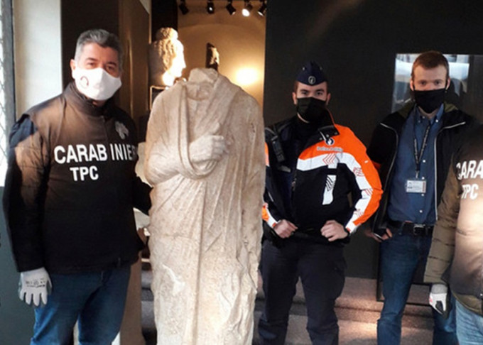 意大利宪兵小队在比利时执行任务期间，意外寻回失窃雕像。AP图