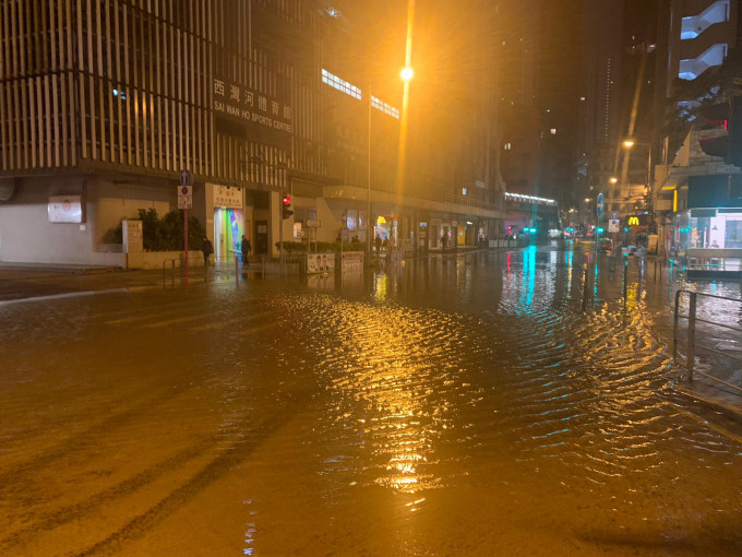 水管爆裂後，大量食水夾雜泥石湧出路面，街道水浸。