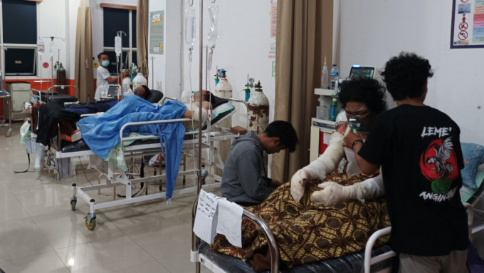  12月25日凌晨，伤者在印尼中苏拉威西省莫罗瓦利县的一医院接受治疗。(新华社)