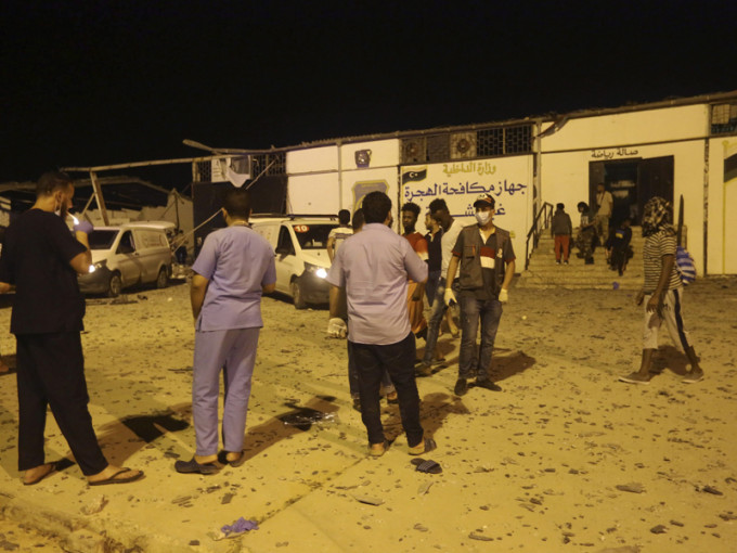 利比亞首都的黎波里郊區一個難民收容中心遭到空襲，造成至少40人死亡，80人受傷。AP