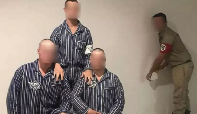 一名打扮成納粹黨領袖希特勒的學生，「看守」着3名穿著囚衣的「猶太犯人」。