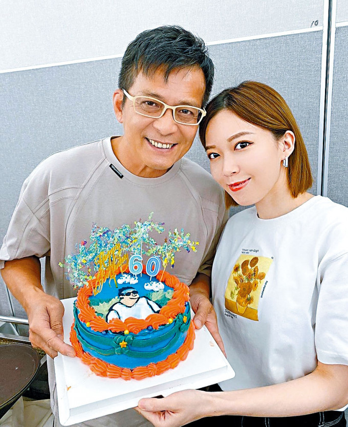 華哥60歲生日，分別與女兒黃芷晴及司棋姐慶祝。