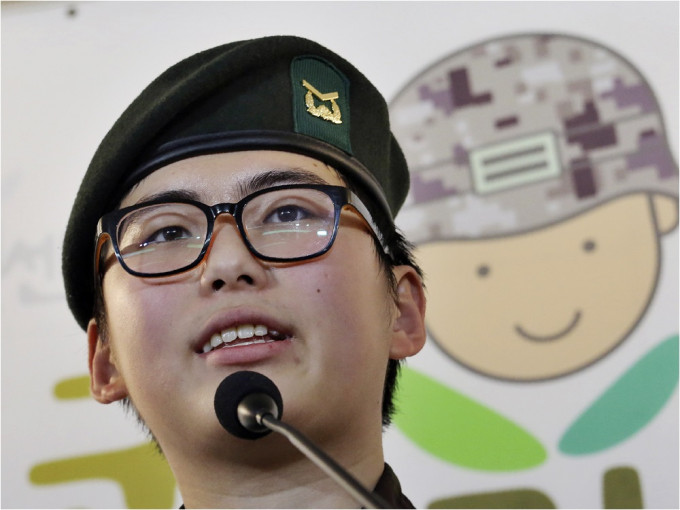 南韓首名因變性遭勒令退伍的軍人卞熙秀，被發現倒斃家中，年僅22歲。AP資料圖片