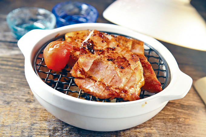 烟熏日本豚腩肉，厚切的豚腩肉煎香后逼出部分油脂，再以樱花木碎烟熏，鲜美芬芳不腻口。