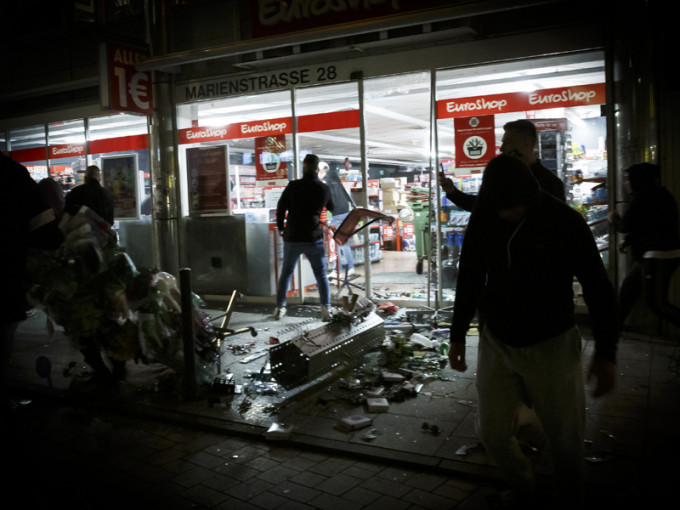 部分人破壞附近一帶商店，並搶掠貨品。AP圖