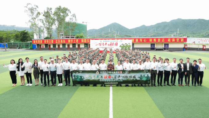 「香港海關青年發展計劃」（「Customs YES」）舉辦的「一百青年看祖國—軍事訓練體驗營」結營儀式今日（13日）在深圳舉行。