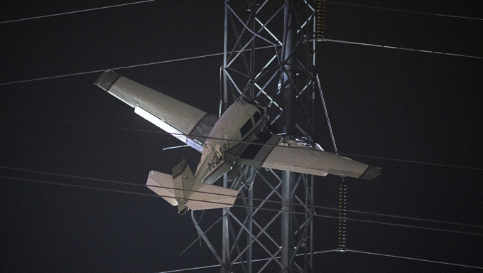 美国一架小型飞机周日在马里兰州蒙哥马利县撞上高压电缆。AP