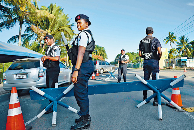 斐济首都苏瓦的警察在检查车辆。