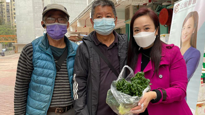 陳凱欣將滯銷的有機蔬菜轉贈予深水埗居民。