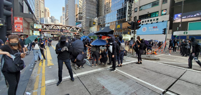 抗议人群占据怡和街及轩尼诗道。