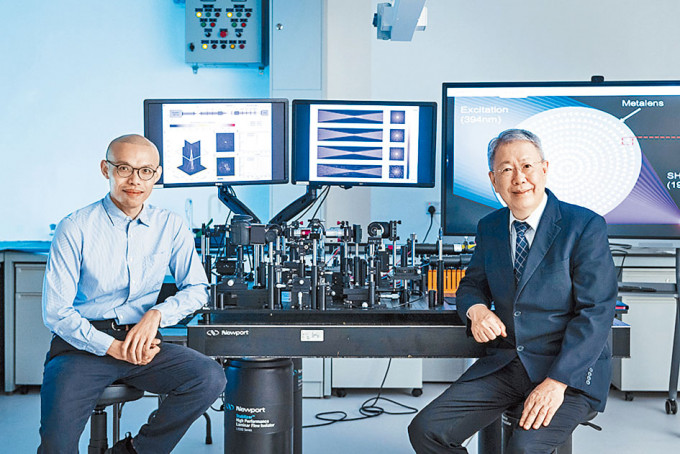 蔡定平（右）指新研发的真空紫外光超构透镜，有助推进真空紫外光光学技术的发展。