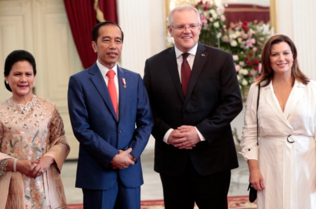 印尼声称总统佐科维多多(左二)因要前往外省，因此取消与澳洲总理莫里森(右二)的会晤。资料图片