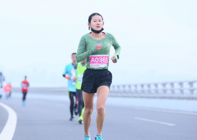 李文杰获得青岛马拉松女子全程组第三名。网图