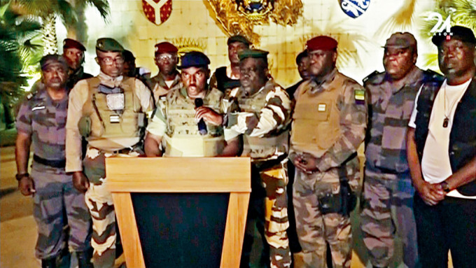 加蓬一批军官昨日现身国营电视台，宣布已夺取政权。