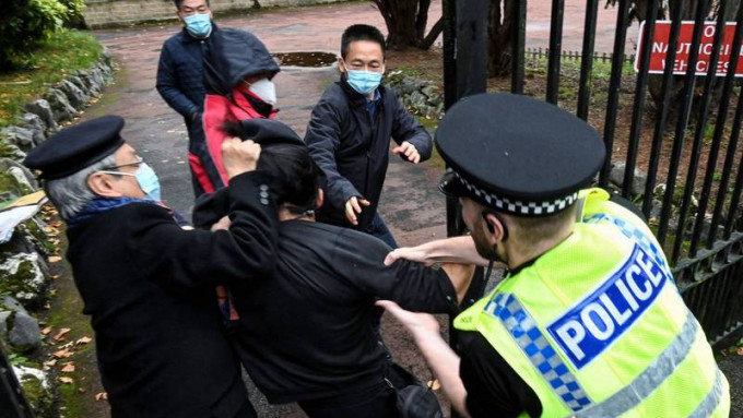 一批居英港人在10月前往中国驻曼彻斯特总领事馆外抗议，引发外交风波。资料图片