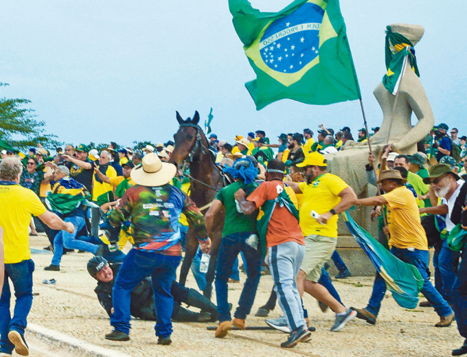 一名军警周日在巴西总统府的冲突中，从马上摔下。