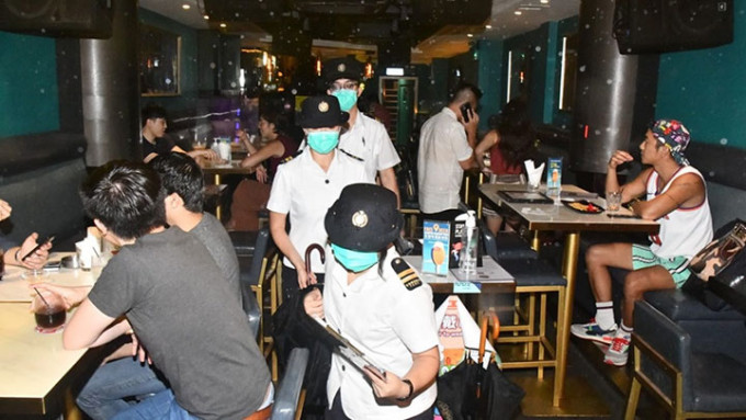 食環署人員與警方巡查逾2100間酒吧食肆。資料圖片