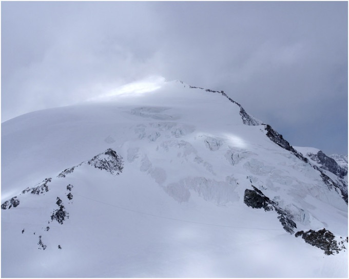 14名登山者在Pigne d'Arolla山区登山时遇暴风雪被困。AP