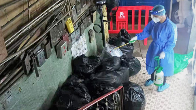澳門當局派員處理大量生活垃圾。澳門特別行政區政府新聞局fb圖片