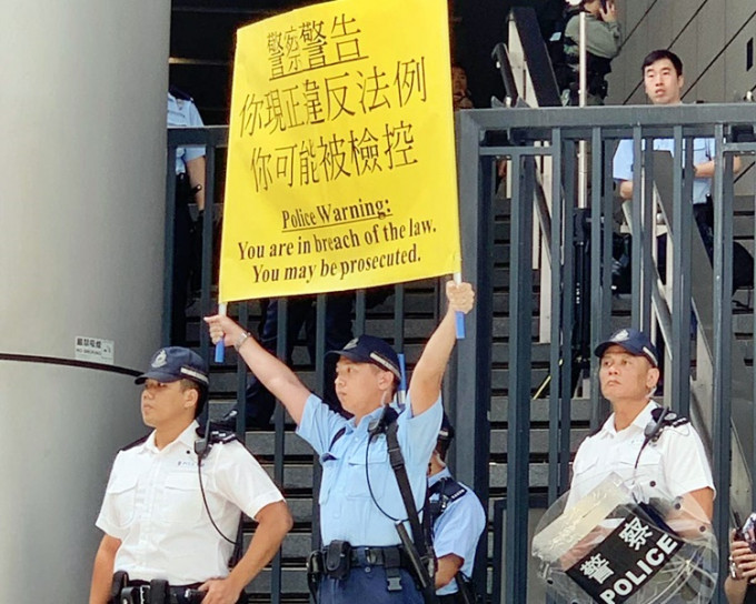 警員在警總外舉黃旗。