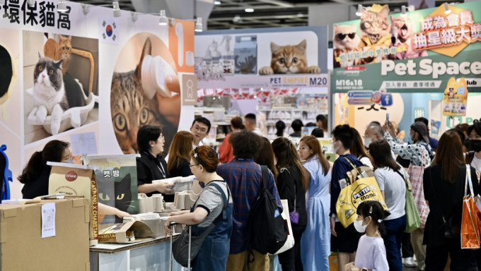 逾200参展商进驻猫迷博览会  照顾「主子」医食出行  不少猫奴带上前来购物