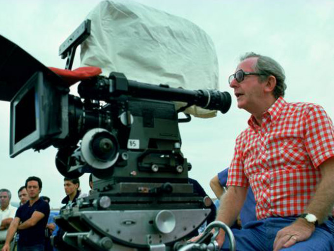 路易斯曾执导三部占士邦电影。