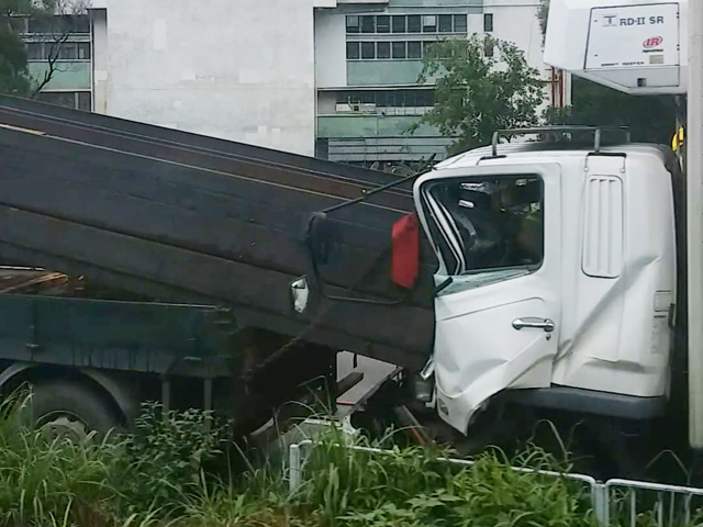 冷冻货车司机受伤被困。突发事故报料区FB/网民Laman Lam图