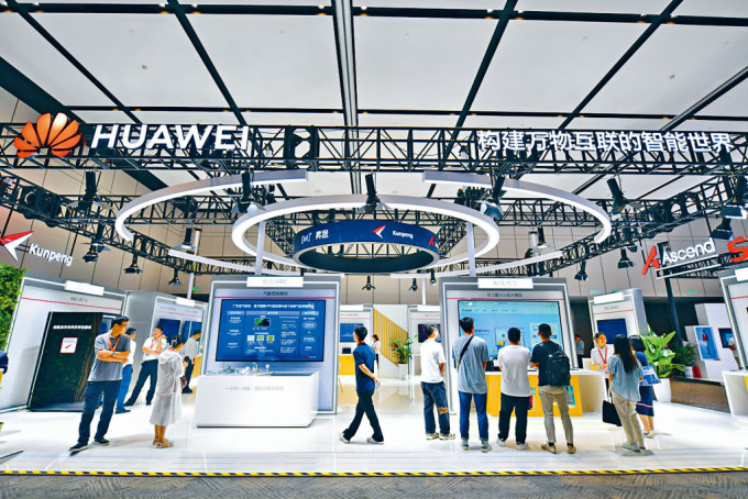 2023世界计算机大会华为展区吸引多人参观。