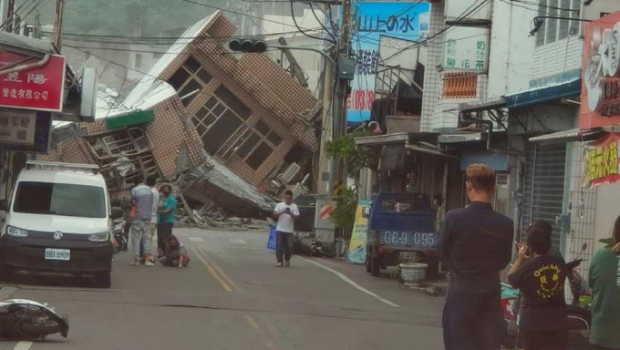 花莲玉里一处便利店在地震中倒塌。网上图片