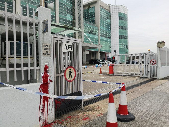 壹傳媒蘋果日報大樓遭淋紅油。