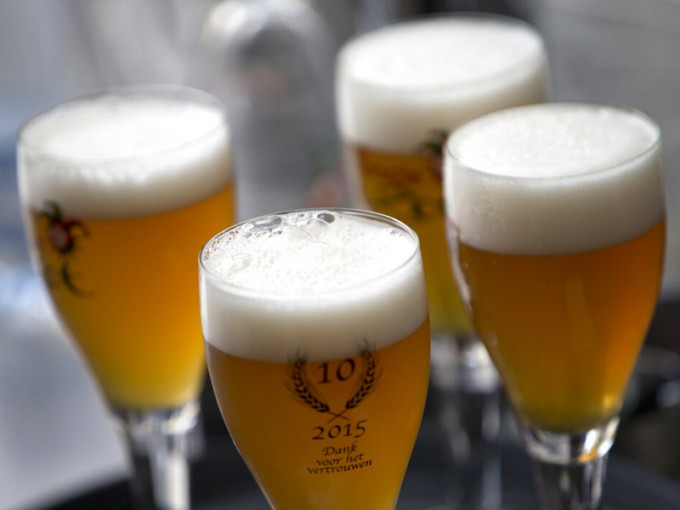 法国疫情下被逼倒千万公升啤酒。AP
