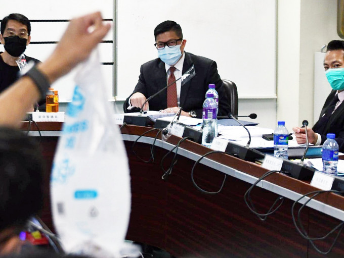 鄧炳強今早出席元朗區議會會議，有區議員「舉冰」。