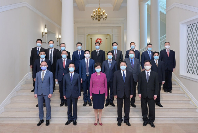 林郑月娥在礼宾府宴请由黄柳权（第一排左二）率领的代表团成员。政府新闻处图片