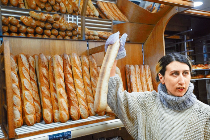 巴黎市郊一家面包店出售的法国面包。