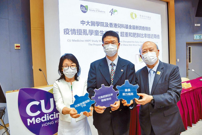 趙長成(右)建議,家長利用疫情下能長時間與子女相處的契機,增加親子活動,關心子女身心健康。 何健勇攝