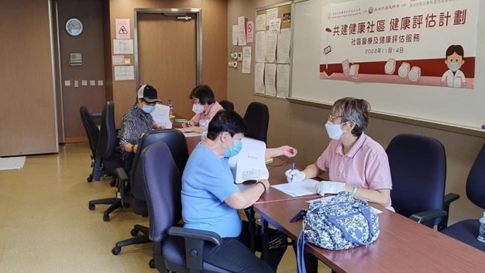 香港社区医疗教育服务协会早前在深水埗等区为市民量度上臂动脉硬度指数，了解心血管硬度。