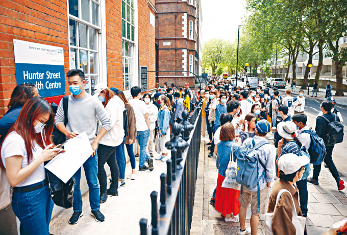 ■大批年轻人上周六在伦敦一个接种中心外，排队等候接种新冠疫苗。