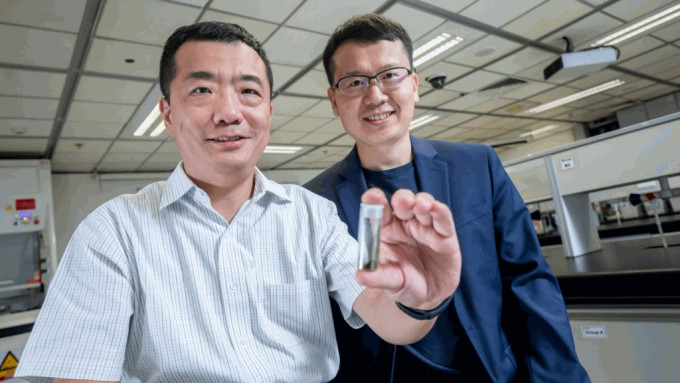 香港城市大学的朱光宇教授（左）、王立代教授（右）研发出由超声波激活的「声敏化疗」，提升化疗用药的定位准确度，同时有助治疗被身体组织覆盖的深层肿瘤。城大图片