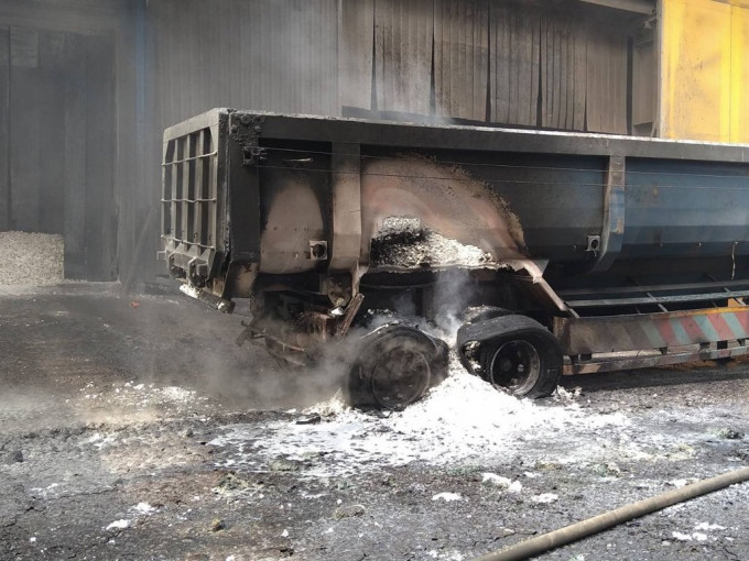 载运炉渣的拖车率先爆炸，连带附近的木栈板及拖车起火。台中市消防局相片