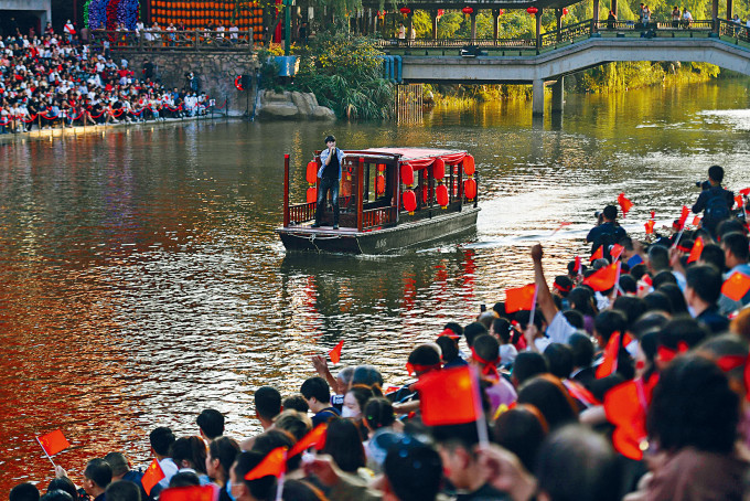 杭州宋城景区，歌手带领游客合唱歌曲《我和我的祖国》。