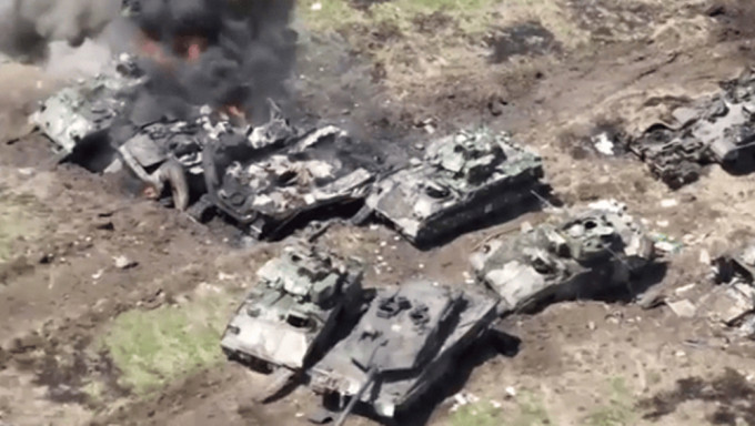 俄罗斯国防部称缴获多辆德制豹2型坦克、美制M2布雷德利战车。