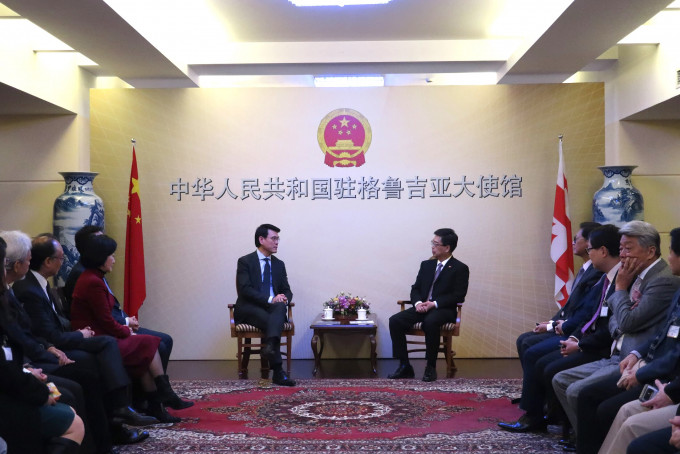 邱腾华（左）与代表团在第比利斯拜会中国驻格鲁吉亚特命全权大使季雁池（右）。 政府图片