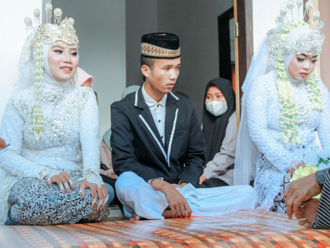 前女友闯婚礼一句说话改写结局，印尼汉一次过聚两个老婆。FB图